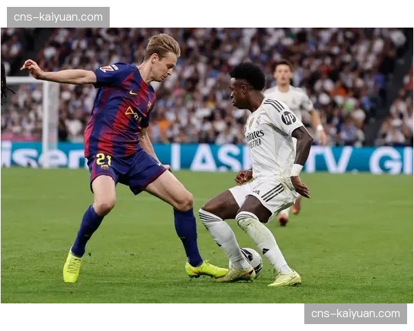 西甲-巴萨3-1皇马，莱万多夫斯基双响，巴萨中场控制力主导胜局