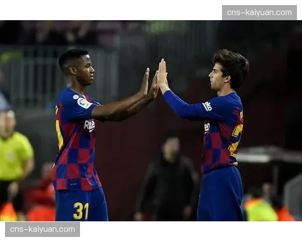 诺坎普悲情夜:梅西替补席凝视欧冠奖杯模型,赛后与哈维相拥 诺坎普悲情夜:梅西替补席凝视欧冠奖杯模型,赛后与哈维相拥